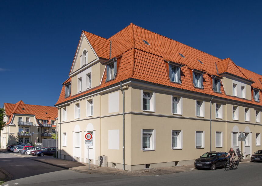 Mehrfamilienhaus mit Mansarddach und Dachziegel Z5 von Jacobi von der Straßenseite fotografiert