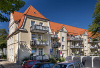 Mehrfamilienhaus mit Mansarddach und Dachziegel Z5 von Jacobi
