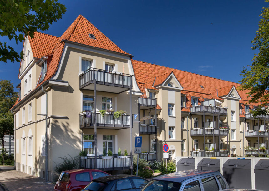 Mehrfamilienhaus mit Mansarddach und Dachziegel Z5 von Jacobi