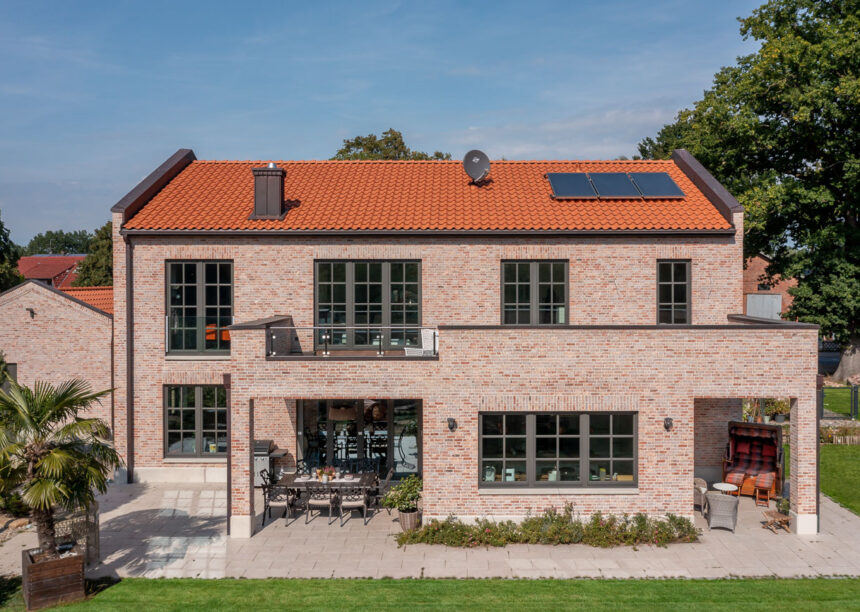 Villa mit Klinkerfassade und Hohlfalzziegel Z5 auf dem Dach