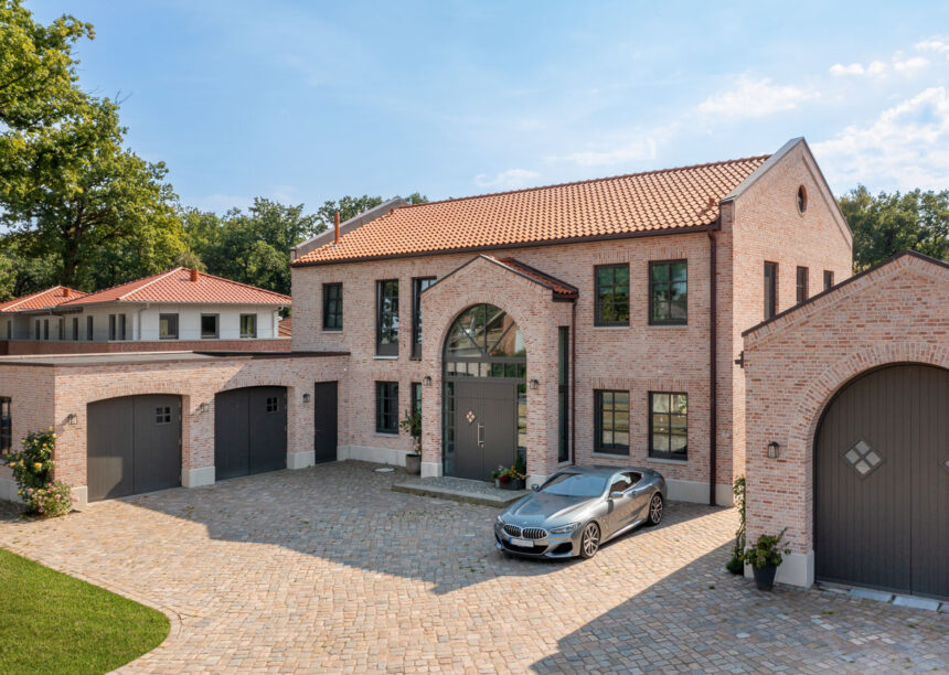 Villa mit Klinkerfassade und Hohlfalzziegel Z5 auf dem Dach