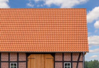 Historische Scheune mit Hohlfalzziegel Z5 in naturrot hell