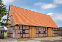 Historische Scheune mit Hohlfalzziegel Z5 in naturrot hell