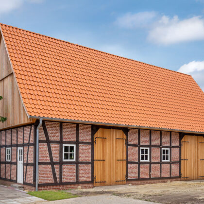 Historische Scheune mit Hohlfalzziegel Z5 in naturrot hell