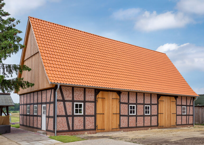 Historische Scheune mit Hohlfalzziegel Z5 in naturrot hell