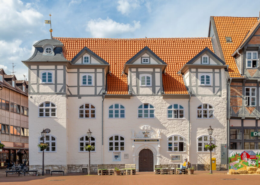 Traditionelles Bankhaus mit Hohlfalzziegel Z5