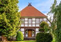 Baumschule mit Fachwerk und Hohlfalzziegel Z5 in naturrot hell auf dem Dach