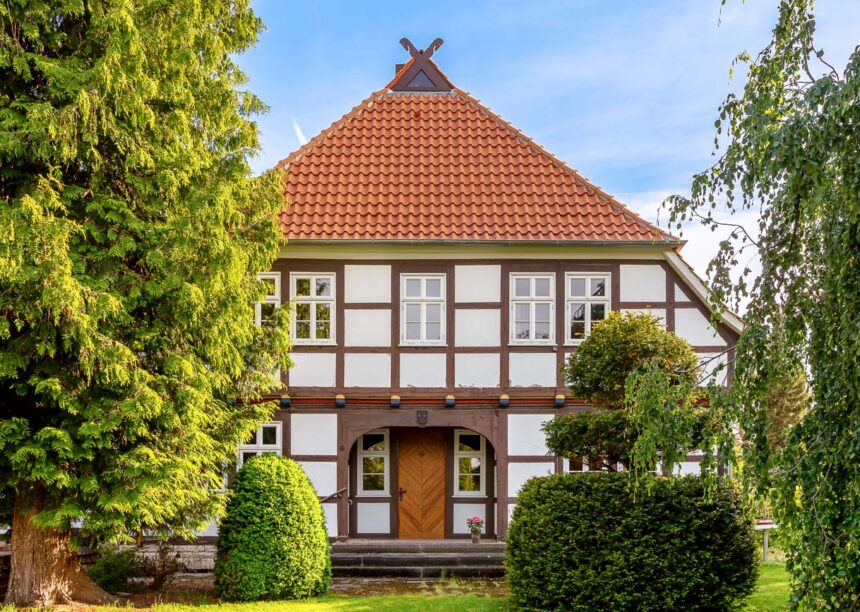 Baumschule mit Fachwerk und Hohlfalzziegel Z5 in naturrot hell auf dem Dach