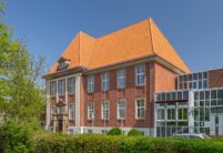 Saniertes Amtsgericht mit Hohlfalzziegel Z5 in naturrot hell