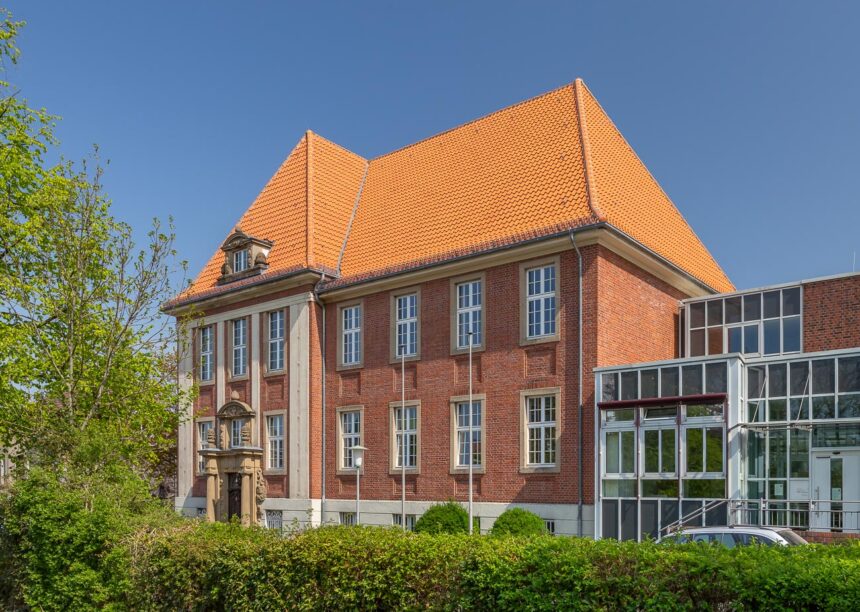Saniertes Amtsgericht mit Hohlfalzziegel Z5 in naturrot hell