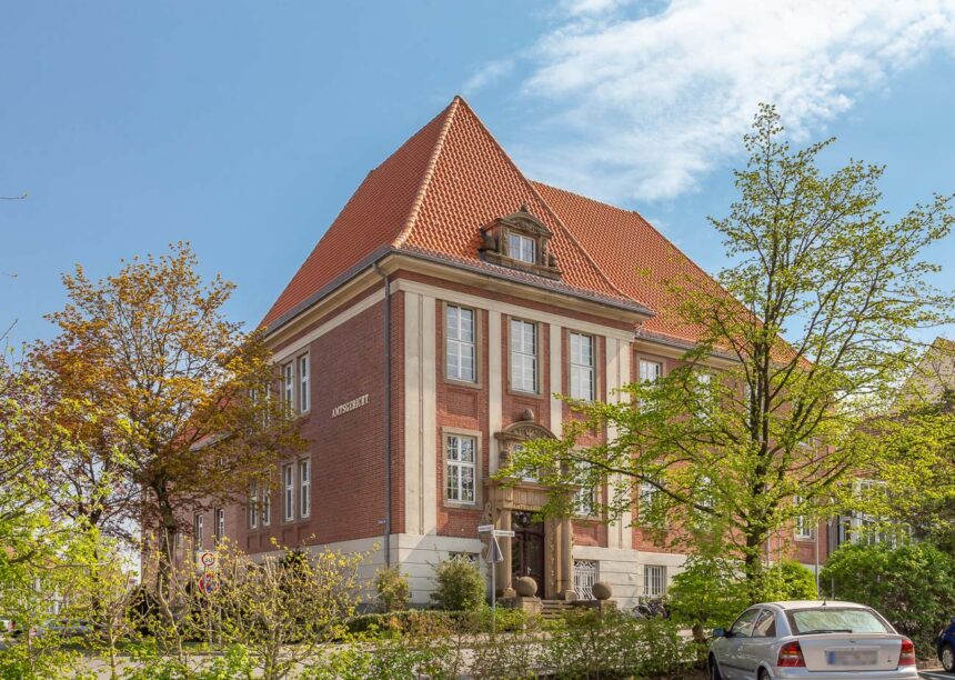 Saniertes Amtsgericht mit Hohlfalzziegel Z5 in naturrot hell