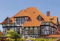 Saniertes Bauernhaus mit Fachwerk und Hohlfalzziegel Z5 auf dem Dach