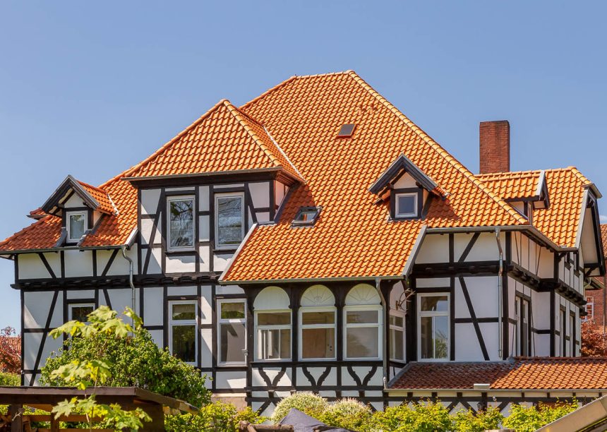 Saniertes Bauernhaus mit Fachwerk und Hohlfalzziegel Z5 auf dem Dach