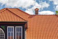 Saniertes Bauernhaus mit Fachwerk und Hohlfalzziegel Z5 auf dem Dach