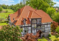 Saniertes Bauernhaus mit Fachwerk und Hohlfalzziegel Z5 auf dem Dach