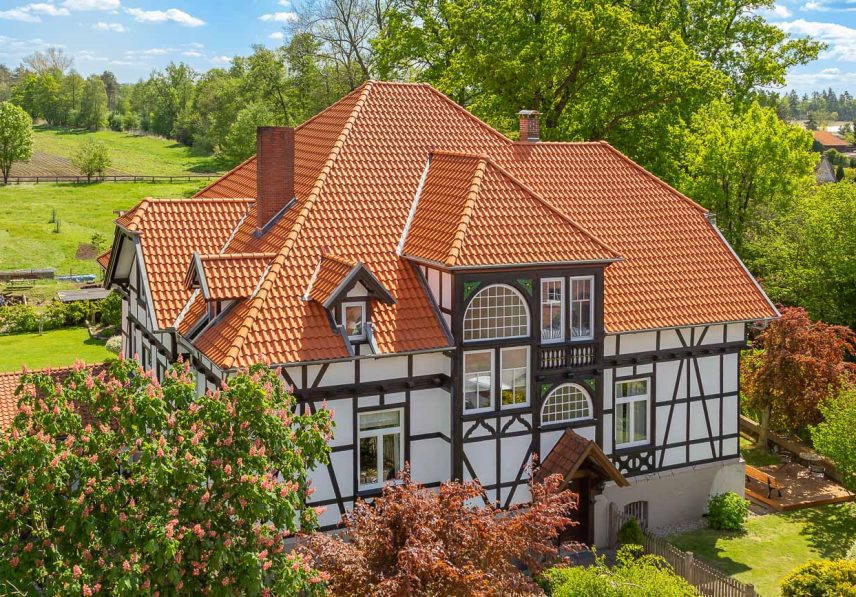 Saniertes Bauernhaus mit Fachwerk und Hohlfalzziegel Z5 auf dem Dach