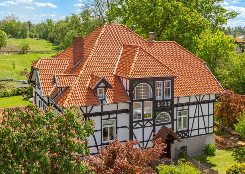 Saniertes Bauernhaus mit Fachwerk und Hohlfalzziegel Z5 auf dem Dach