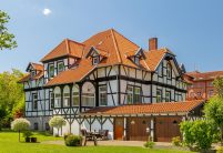 Saniertes Bauernhaus mit Fachwerk und Hohlfalzziegel Z5 auf dem Dach
