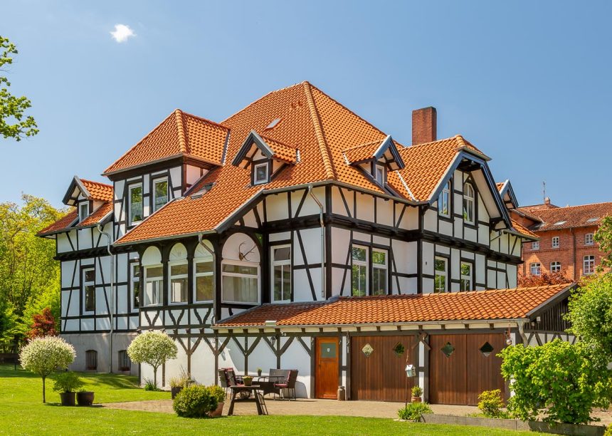 Saniertes Bauernhaus mit Fachwerk und Hohlfalzziegel Z5 auf dem Dach