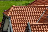 Saniertes Bauernhaus mit Fachwerk und Hohlfalzziegel Z5 auf dem Dach