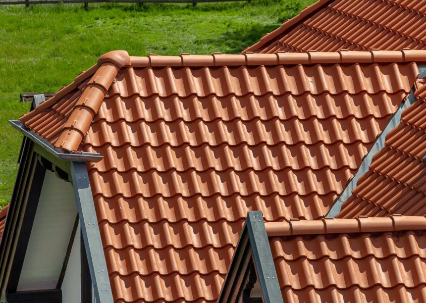 Saniertes Bauernhaus mit Fachwerk und Hohlfalzziegel Z5 auf dem Dach