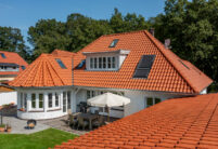 Schöne Dachansicht mit Hohlfalzziegel Z5 »variwell« mit Blick auf die einladende Terrasse.