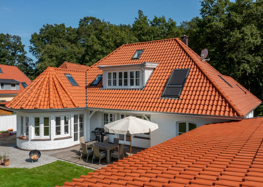 Schöne Dachansicht mit Hohlfalzziegel Z5 »variwell« mit Blick auf die einladende Terrasse.