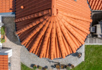 Schöne Dachansicht mit Hohlfalzziegel Z5 »variwell« hier im Bild ein Turmdach von oben fotografiert.