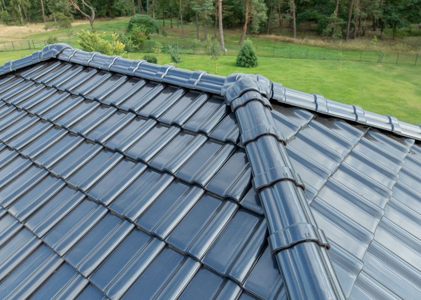 J11v in spacegrau auf Walmdach mit Fußwalm - mit hochwertigen keramischen Zubehör 3-achsige Walmkappe