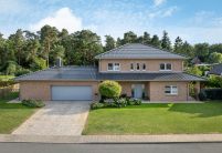 J11v in spacegrau auf Walmdach mit Fußwalm - mit Klinkerfassade und schöner Grünanlage