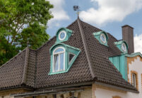 Stadtvilla mit Dachziegel Z5 von Jacobi im trendigen altschwarz mit Details vom verspielten Dach