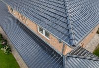 J11v in spacegrau auf Walmdach mit Fußwalm - hier im Fokus der F6v Gratanfänger aus dem Jacobi keramischen Zubehör