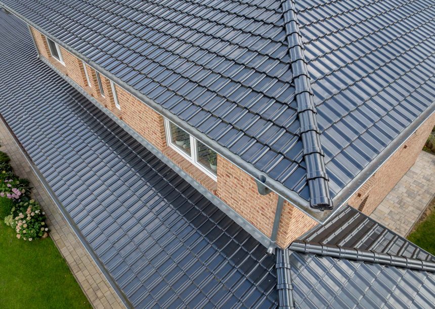 J11v in spacegrau auf Walmdach mit Fußwalm - hier im Fokus der F6v Gratanfänger aus dem Jacobi keramischen Zubehör