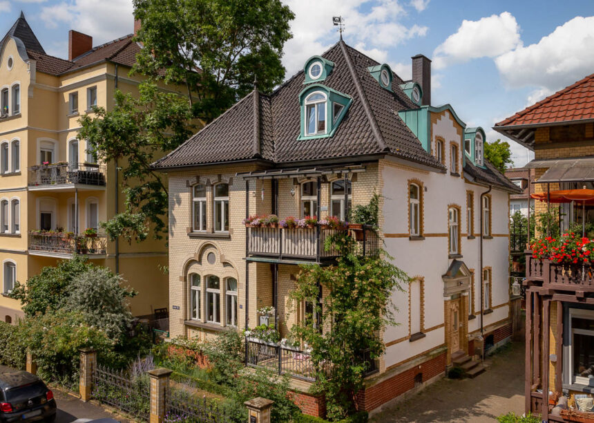 Stadtvilla mit Dachziegel Z5 von Jacobi im trendigen altschwarz