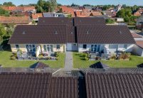 Wohnanlage mit 12 Einfamilienhäusern - alle haben das gleiche Dach: Z10 in edelbraun, hiier mit schönen Firstdetails F6v