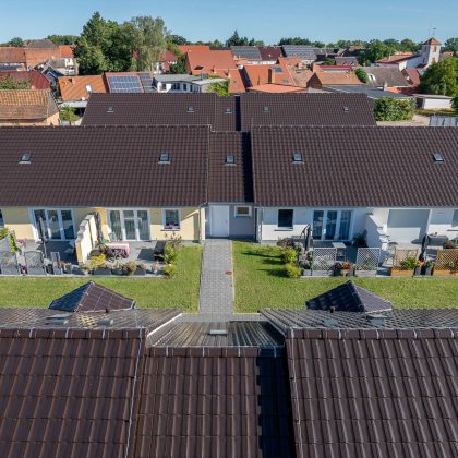 Wohnanlage mit 12 Einfamilienhäusern - alle haben das gleiche Dach: Z10 in edelbraun, hiier mit schönen Firstdetails F6v