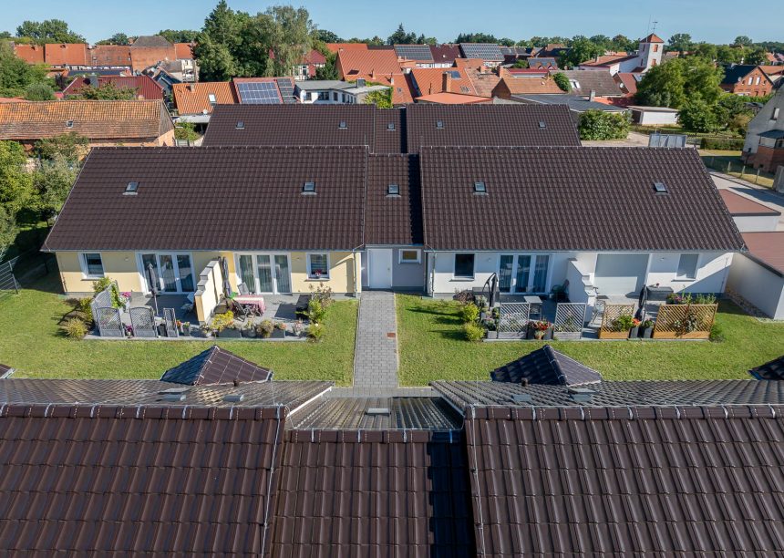 Wohnanlage mit 12 Einfamilienhäusern - alle haben das gleiche Dach: Z10 in edelbraun, hiier mit schönen Firstdetails F6v