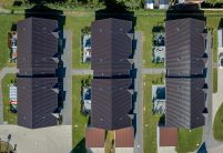 Wohnanlage mit 12 Einfamilienhäusern - alle haben das gleiche Dach: Z10 in edelbraun, hier aus der Vogelperspektive
