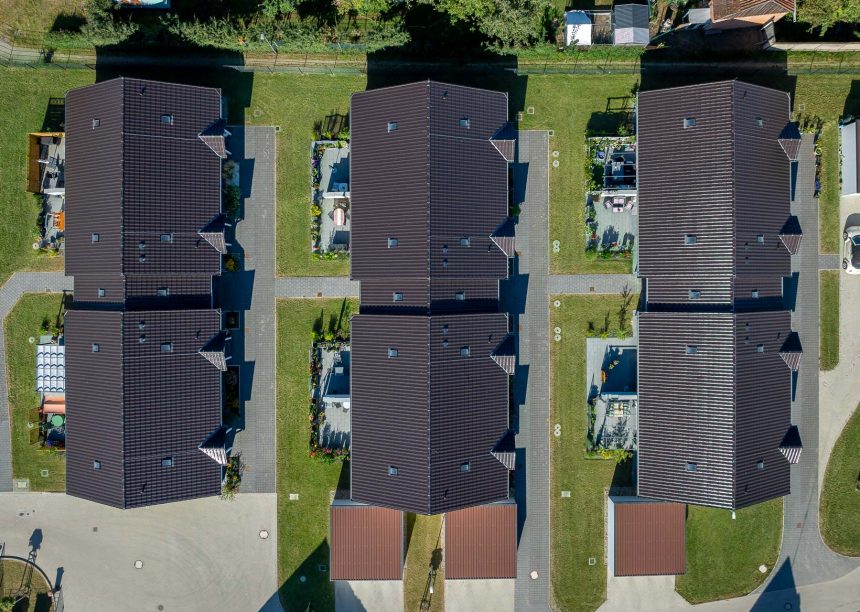 Wohnanlage mit 12 Einfamilienhäusern - alle haben das gleiche Dach: Z10 in edelbraun, hier aus der Vogelperspektive