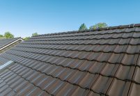 Wohnanlage mit 12 Einfamilienhäusern - alle haben das gleiche Dach: Z10 in edelbraun, hier mit Details vom Deckbild