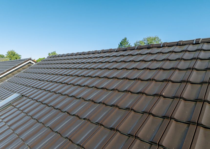 Wohnanlage mit 12 Einfamilienhäusern - alle haben das gleiche Dach: Z10 in edelbraun, hier mit Details vom Deckbild