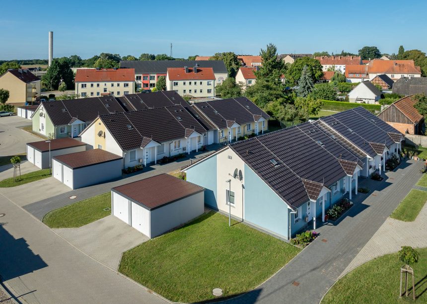 Wohnanlage mit 12 Einfamilienhäusern - alle haben das gleiche Dach: Z10 in edelbraun
