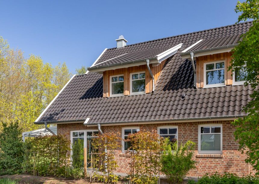 Auffallend schönes Klinkeranwesen mit Dachziegel Z5 in altschwarz mit Blick auf die Schleppdachgauben