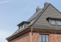 Schräge Dachansicht von saniertem Klinkerhaus mit Ziegel Z5 in altschwarz