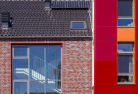 Tagesklinik, Neubau mit Hohlfalzziegel Z5 in altschwarz im Bildfokus Klinker, Dach und rot glänzende Fassadenverkleidung