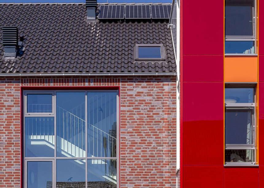 Tagesklinik, Neubau mit Hohlfalzziegel Z5 in altschwarz im Bildfokus Klinker, Dach und rot glänzende Fassadenverkleidung