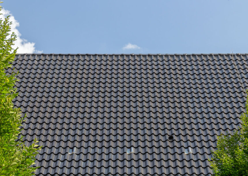 Dachfläche der Autobahnkapelle in Hamm mit Dachziegel Z5 in altschwarz