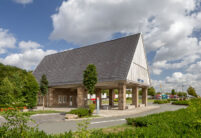 Autobahnkapelle mit Dachziegel Z5 in altschwarz in der seitlichen Gesamtansicht