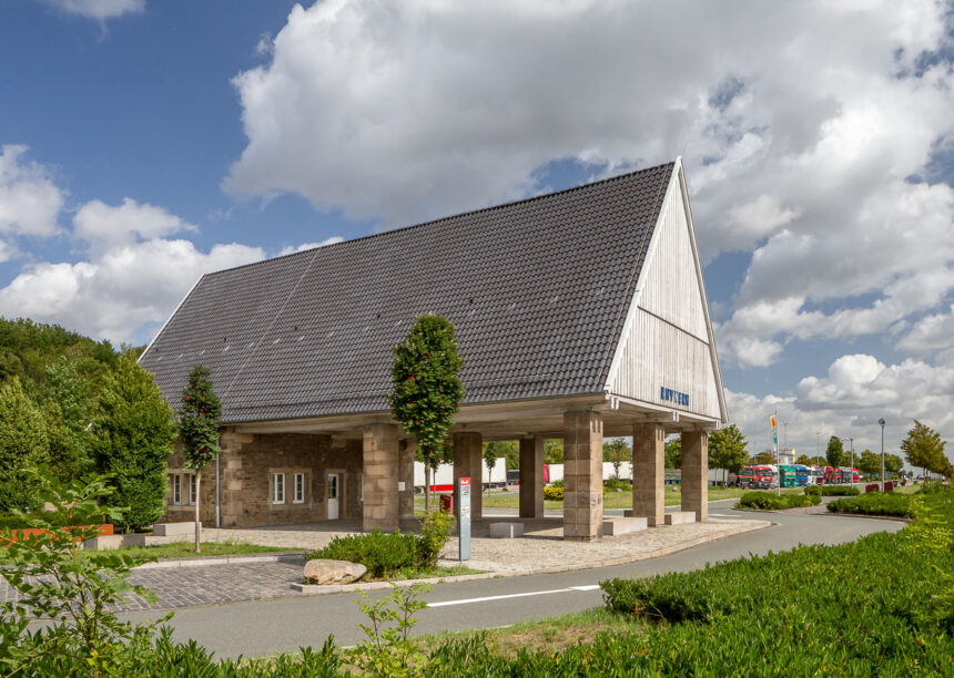 Autobahnkapelle mit Dachziegel Z5 in altschwarz in der seitlichen Gesamtansicht