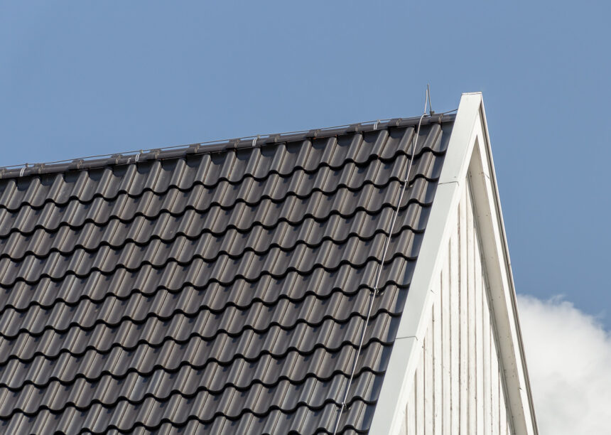 Giebeldetails der Autobahnkapelle mit Dachziegel Z5 in altschwarz